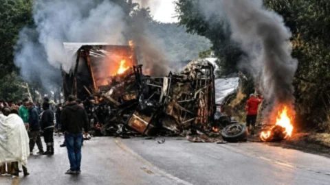 Oito pessoas morrem carbonizadas após ônibus pegar fogo em acidente frontal com caminhão em Minas Gerais