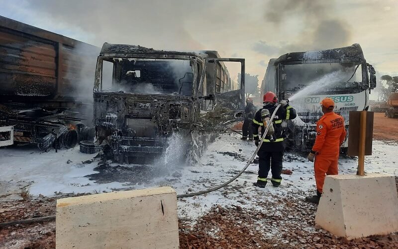 Carretas são destruídas por incêndio em posto de combustíveis na BR-163 em Rondonópolis