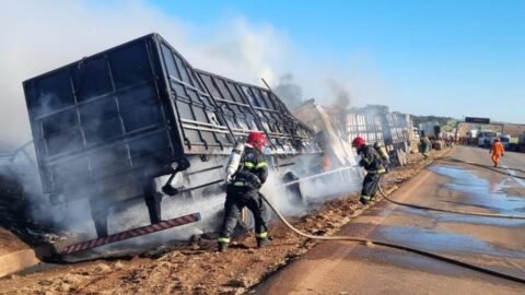 Bombeiros combatem incêndio em carretas após colisão na BR-163