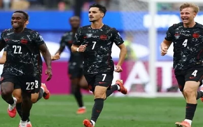 Canadá conquista classificação inédita às oitavas com gol nos acréscimos