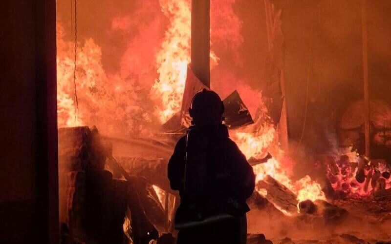 Corpo de Bombeiros extingue incêndio em fábrica de ração em Sinop