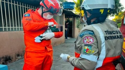 Bombeiros orientam mãe por telefone e salvam recém-nascido engasgado em Água Boa