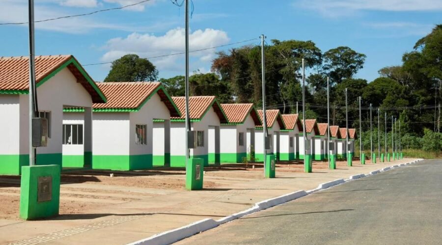Governo de MT entrega 50 casas gratuitas para famílias de Querência