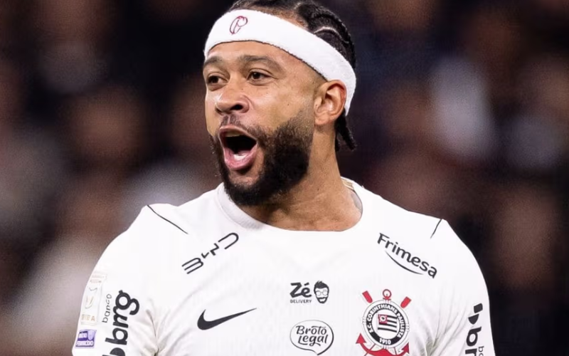 Memphis Depay aceita cortar salário quase pela metade para renovar com o Corinthians até 2028