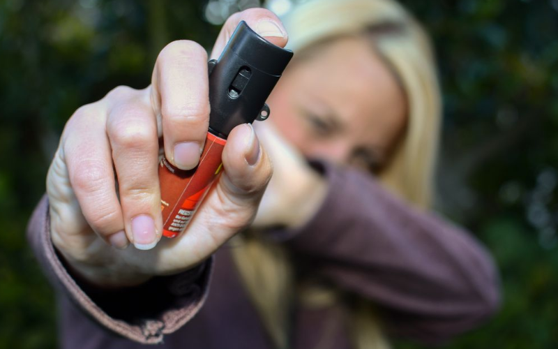 Mulheres poderão comprar e carregar spray de pimenta no Brasil