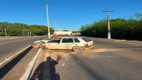 Motorista desvia de carreta e bate em poste de iluminação em Várzea Grande