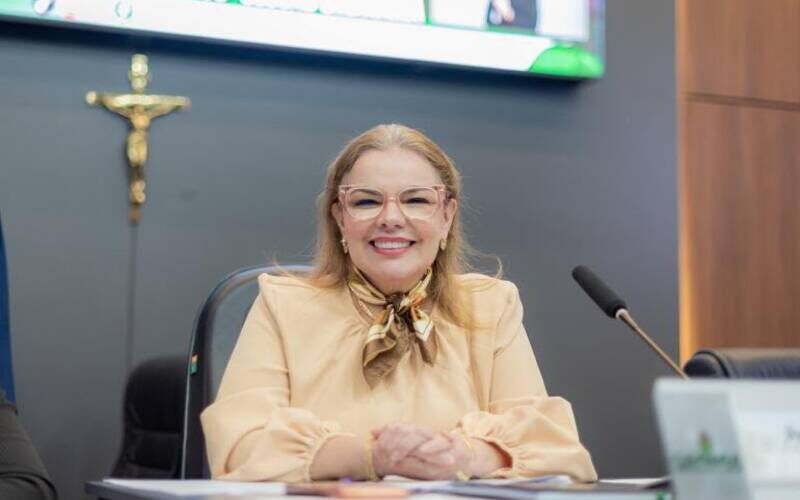 Projeto que permite reeleição da Paula Calil deve ser votado na próxima semana