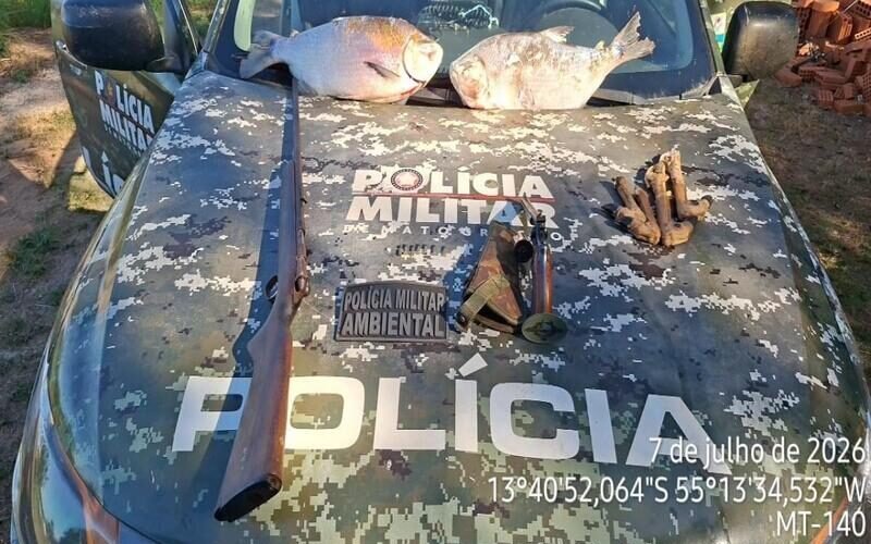 Polícia Ambiental apreende armas, peixes proibidos e partes de animal silvestre