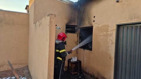 Corpo de Bombeiros extingue incêndio em residência em Rondonópolis