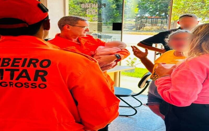 Bombeiros salvam bebê que engasgou com leite materno