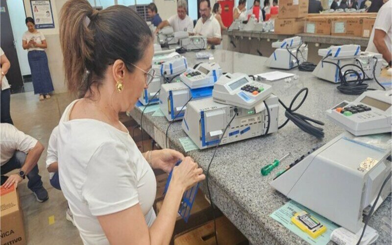 Cerimônias de carga e lacre marcam reta final de preparação de urnas eletrônicas