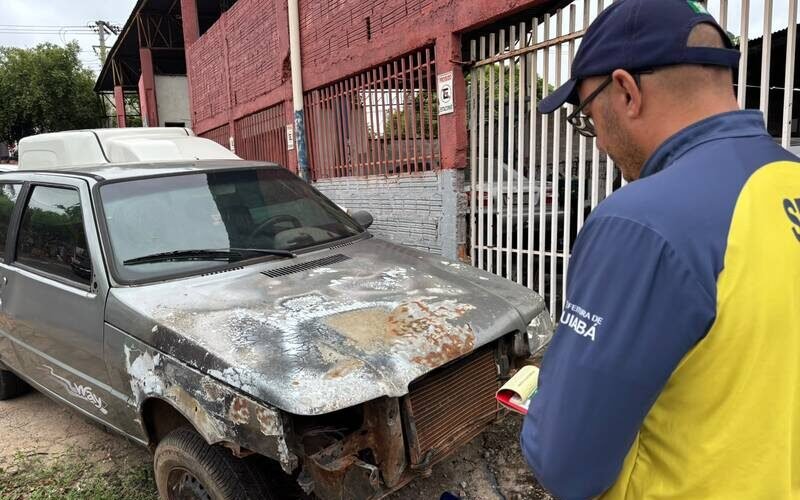 Ação conjunta orienta proprietários de oficinas a retirar veículos e sucatas de calçadas