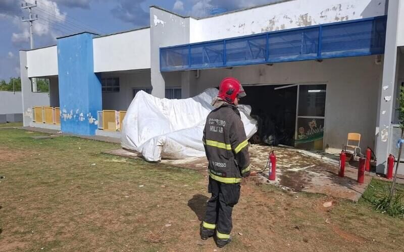 Avião agrícola cai em área de creche em Campo Verde e deixa piloto ferido